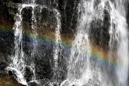 五段滝に架かる虹