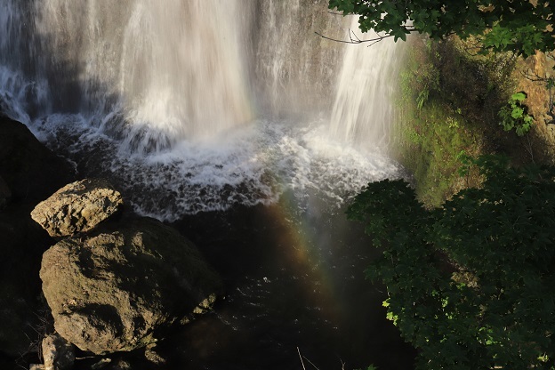 五段滝に架かる虹