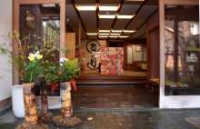 金沢でデザインを考える　クリエイティブディレクター加茂谷慎治のアメブロ-玄関には花と友禅