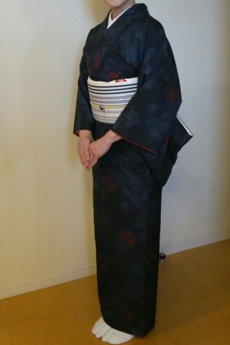 fumiko先生のキモノ手帖 紺地バラ柄大島紬・白地博多献上帯で、日本舞踊の稽古へ