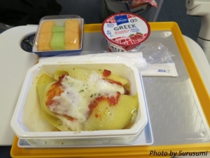 機内食：チーズ入りシェルパスタトマトクリームソース